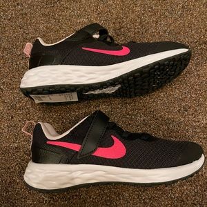 NIKE Girls' Revolution 5 Running Shoes size 13.5